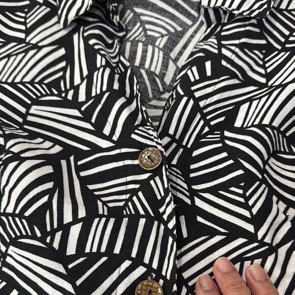 East 5th Linen Black and White Boxy Button Down Shirt - Picture 6 of 8